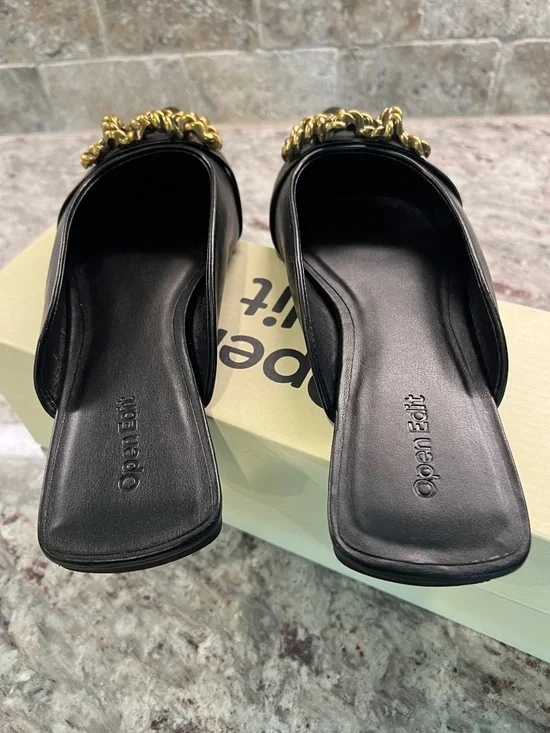 Pointed Black Leather Mule with Decorative Gold Twist Chain - Picture 4 of 4